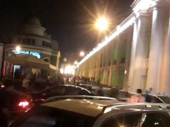 В ночь на субботу в Центральном районе Санкт-Петербурга неизвестные устроили стрельбу по посетителям и охране бара, а также по проезжающим мимо автомобилям.
