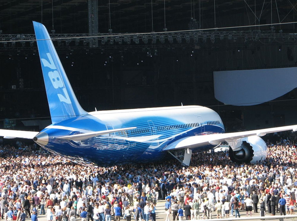 По данным Boeing, 787-9 потребляет на 20% меньше топлива по сравнению с авиалайнерами аналогичной размерности.
