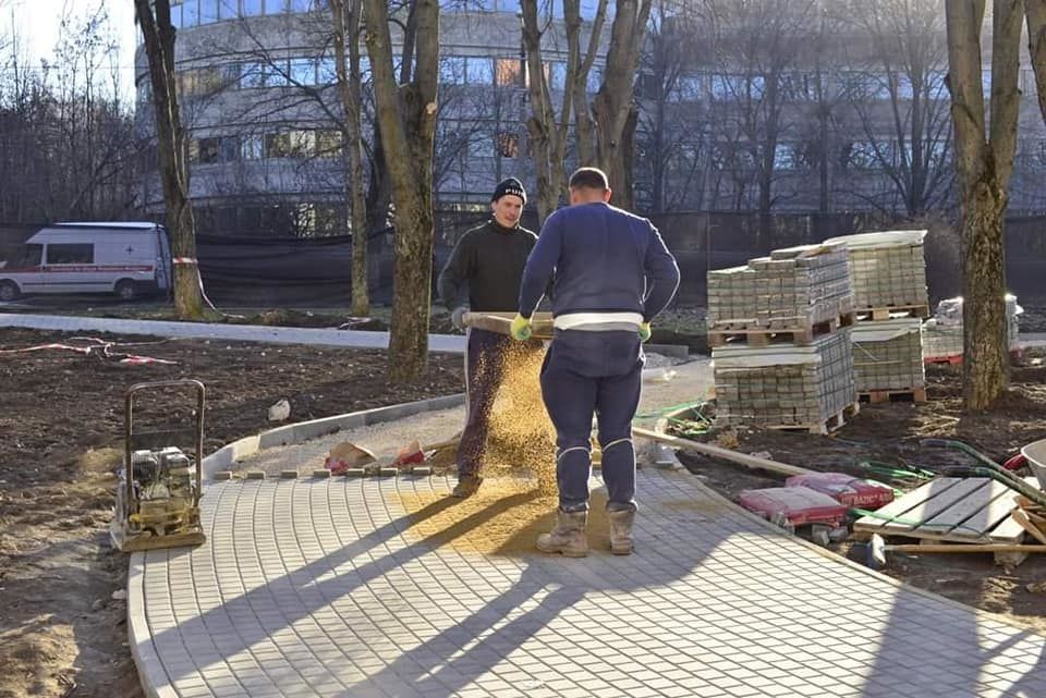 Возобновлены работы по восстановлению сквера на улице Академической.