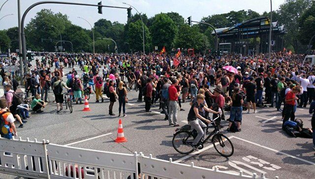 В МВД ФРГ планируют строго наказать нарушителей на протестах в Гамбурге.