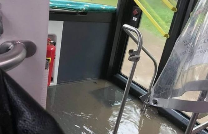 В столице из-за сильного ливня затопило автобусы.