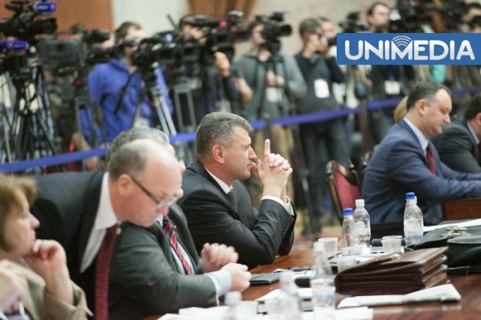 Timp de mai bine de două ore, deputații din Parlament „au făcut gimnastica de dimineață”, așa cum spunea fostul speaker Marian Lupu, făcând declarații politice de la microfoane.