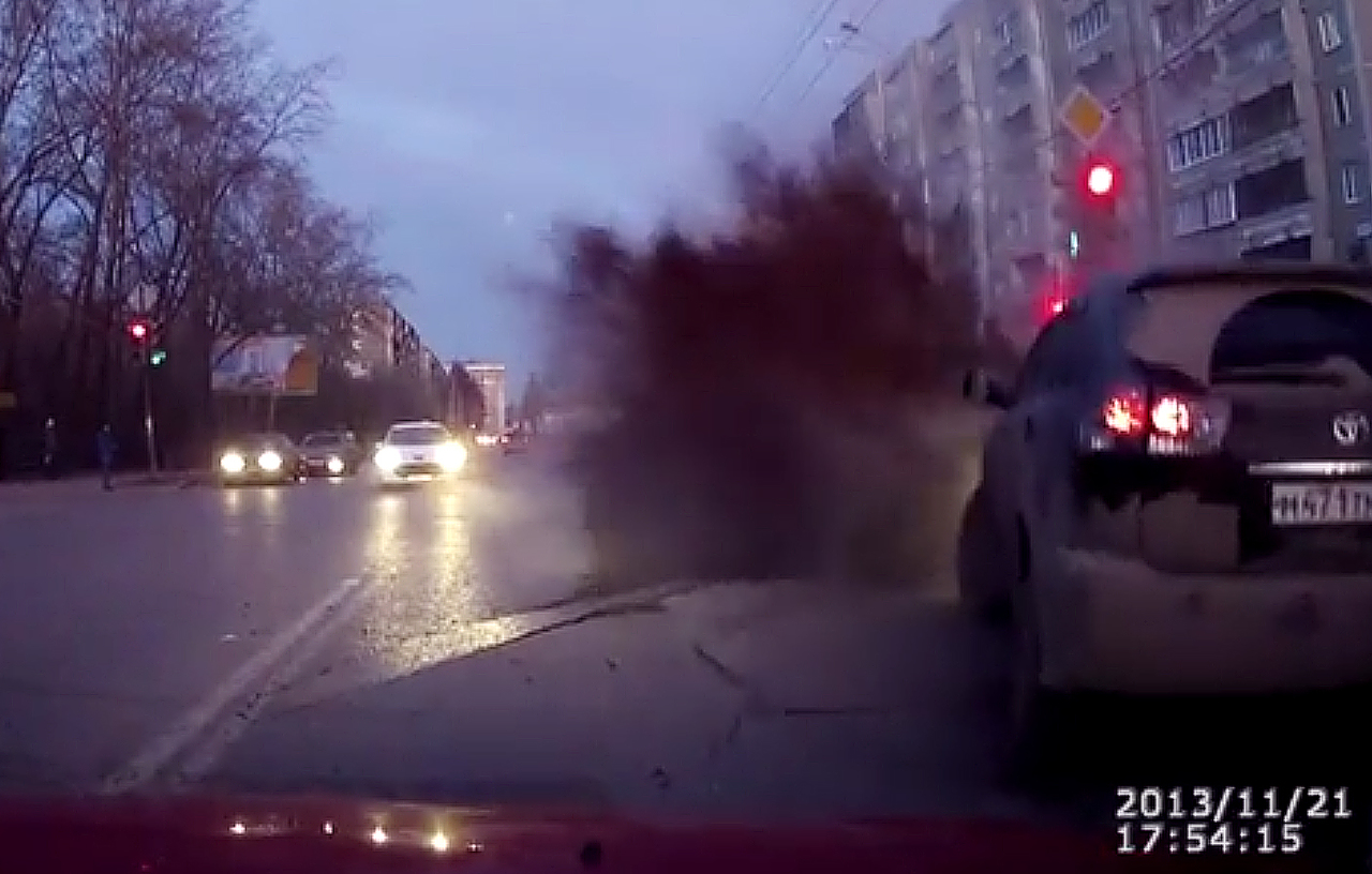 Водителю и его ребенку понадобилась помощь медиков.