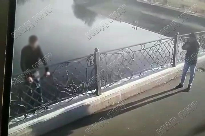 В центре Тирасполя подросток пытался спрыгнуть с моста.