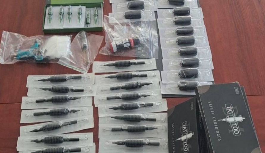 Accesorii pentru tatuaje nedeclarate, depistate de ofițeri vamali în bagaje.