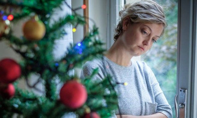 Психолог назвала 12 способов справиться с новогодней депрессией.