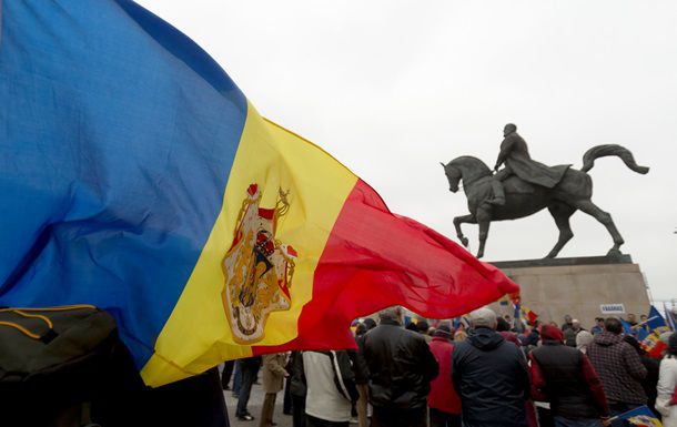 На флаг Румынии предлагают вернуть герб и корону.