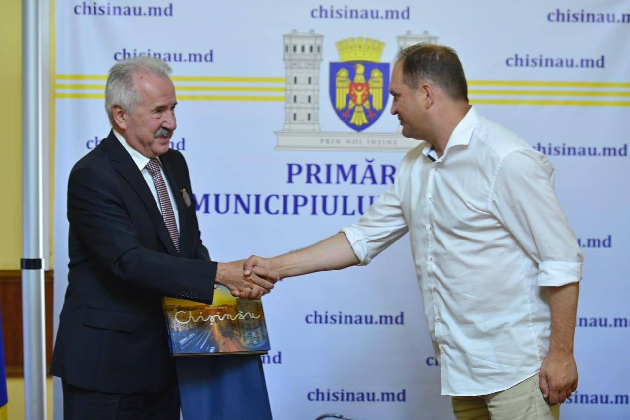 Чебан провел встречу с послом Турции в РМ Халил Гюрол Сёкменсюером.