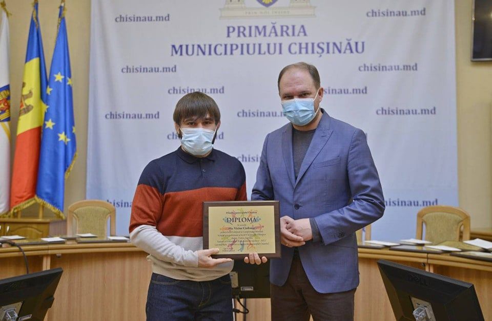 Лучшие спортсмены и тренеры уходящего года награждены примэрией Кишинева.