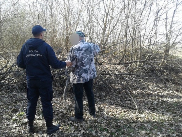 Украинец сообщил, что не собирался незаконно пересекать границу, а шел по лесу в поисках саженцев. Фото: border.gov.md.