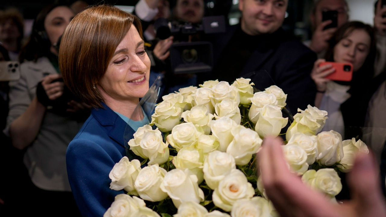 Президентура опубликовала список подарков, полученных Санду: колье, серебро, ковер.