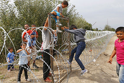 Мигранты на венгерско-сербской границе. Фото: Laszlo Balogh / Reuters