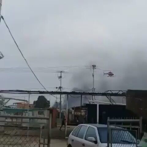Неизвестные открыли огонь с борта вертолета по участникам акции протеста в городе Кабимас. 