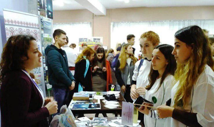 Ярмарка молодежных услуг проводится в пятый раз и была организована в рамках Национальной недели молодежи.