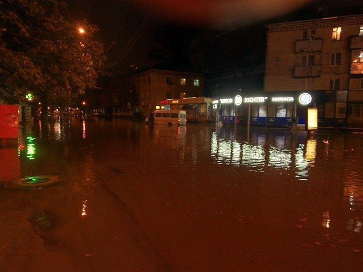 Нормализовать движение удалось лишь ближе к утру, когда дождь немного стих. Фото: facebook.com.