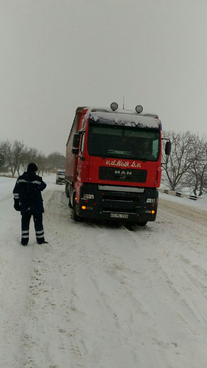 O ambulanță care trebuia să ajungă la un pacient s-a blocat în zăpadă, ieri, în apropiere de satul Coșnița. Foto: dse.md