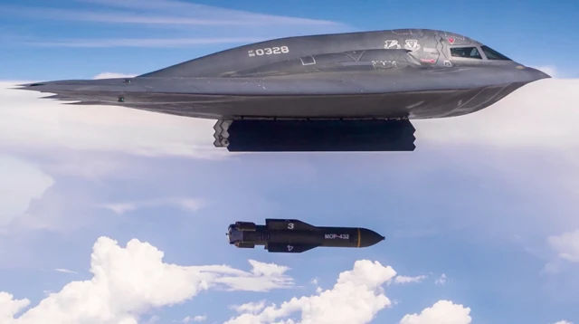 SUA au lansat bombe de 2,3 tone asupra unor obiective din apropierea Strâmtorii Ormuz.