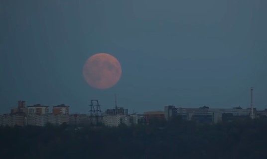 Un astru, la cea mai mică distanţă de Pământ. Cum s-a văzut în Moldova. Foto: publika.md
