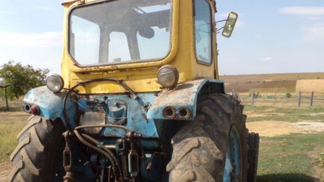 Un tractorist beat din Ucraina a intrat ilegal în Moldova. Foto: border.gov.md