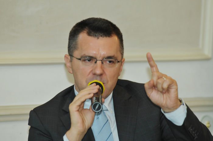 Prin acest comportament, Platforma DA este la un pas de sinucidere politică.
