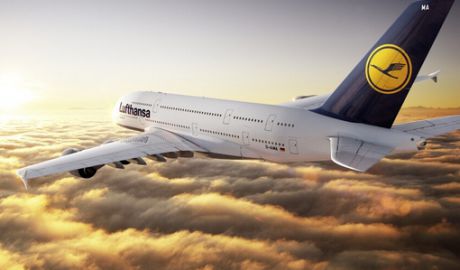 Un bărbat a încercat să deschidă uşa avionului, în zbor, ca să fumeze o ţigară. 	Foto: tripsta.ro