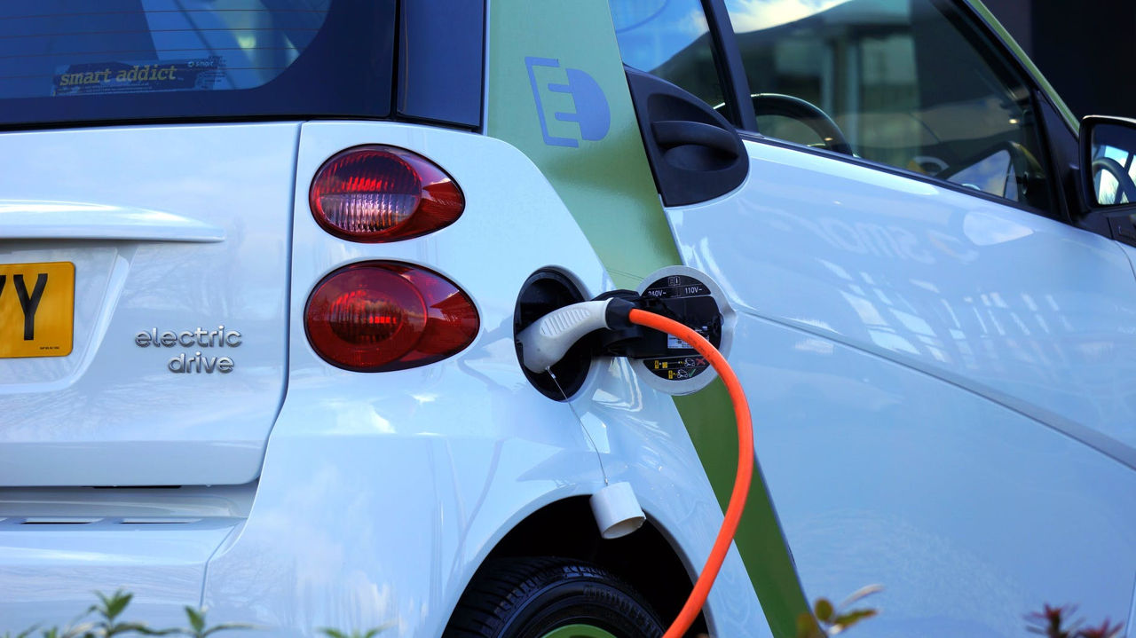 Aproape jumătate dintre mașinile înmatriculate în 2023 în UE sunt hibride și electrice.