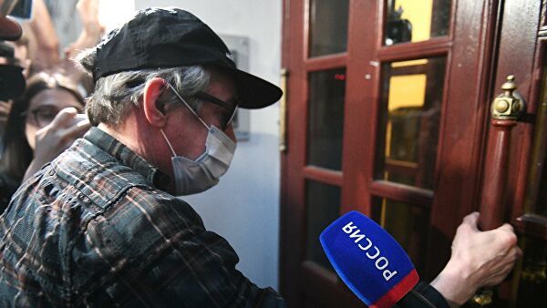 С Михаила Ефремова взыскали более ста тысяч рублей.