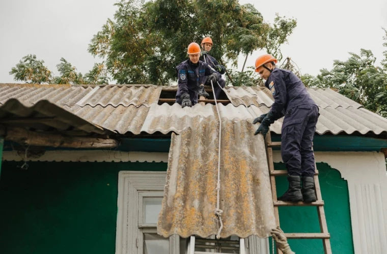 ГИЧС продолжает ремонт крыш, разрушенных порывистым ветром на севере Молдовы.