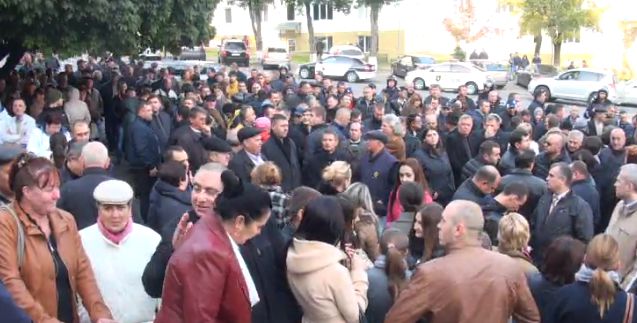 Сторонники и противники Филата пришли на суд по его аресту.