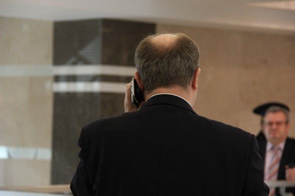 Deputatul democrat Marcel Răducan reușește să vorbească la trei telefoane simultan. Foto: curentul.md
