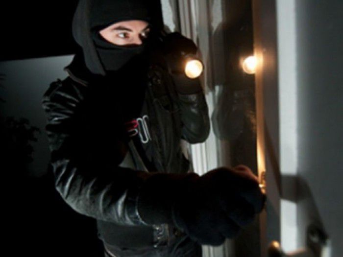 Hoții au oportunitatea de a pătrunde în apartamente și a sustrage bunurile.