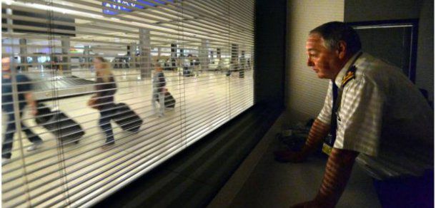Vameșii irlandezi au găsit în bagajele moldovenilor peste 30 mii de țirări.  Foto: irishtimes.com