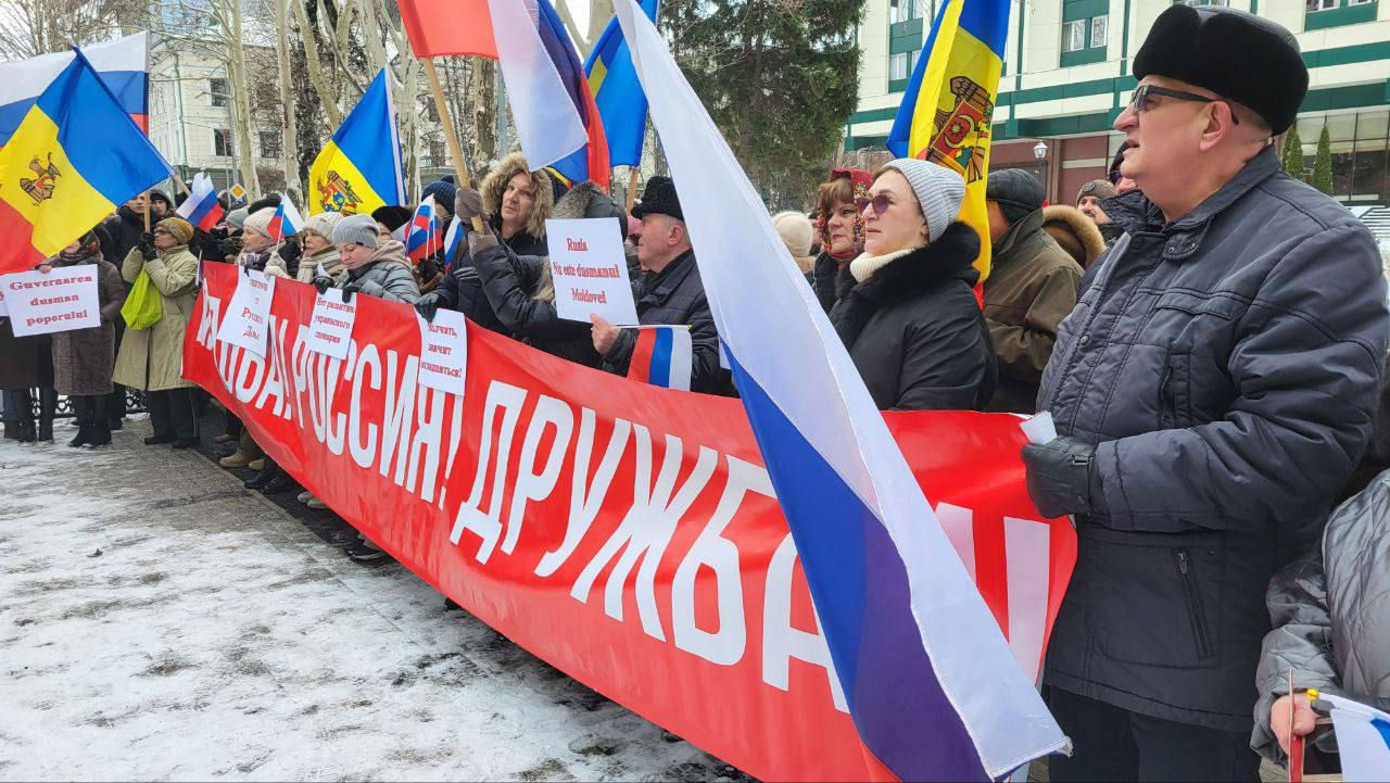 Protest la Chișinău împotriva închiderii Centrului Rus de Știință și Cultură.