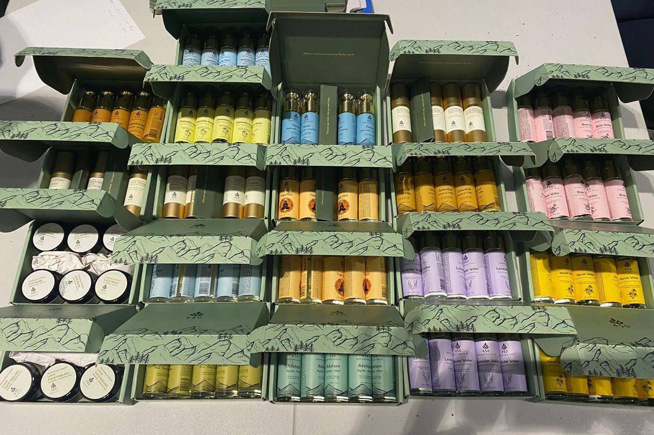 Un lot de produse cosmetice de contrabandă, confiscat la Aeroportul Chișinău.