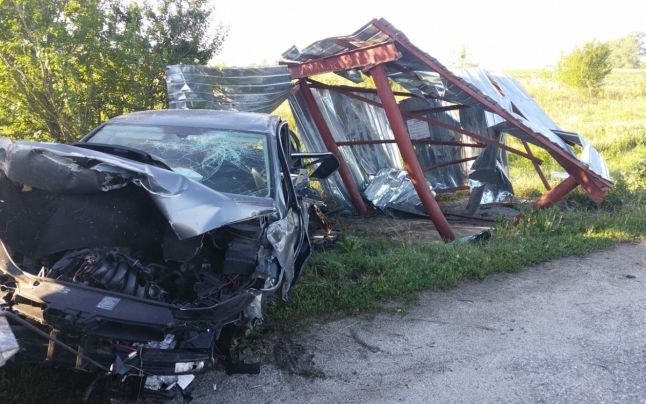 Un tânăr de 19 ani a scăpat miraculos dintr-un teribil accident rutier. 