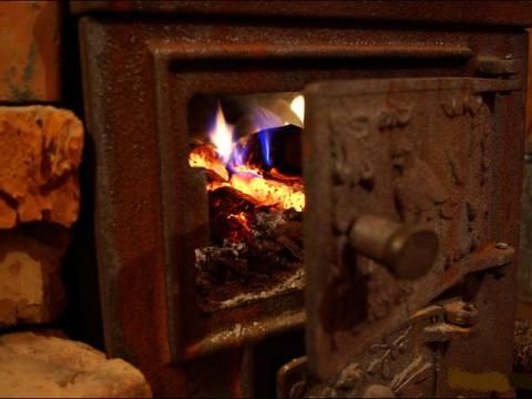 Doua persoane au ajuns la spital dupa ce s-au intoxicat cu monoxid de carbon de la sobe defecte. 