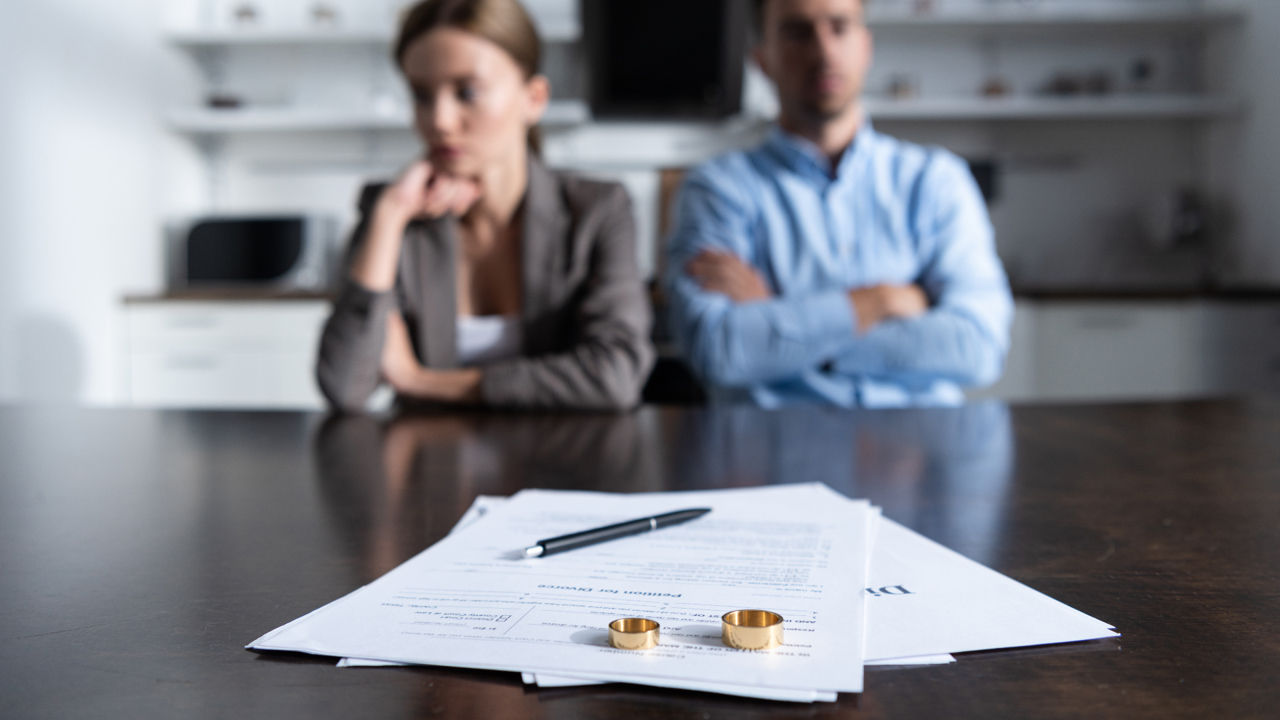 Tot mai puține cupluri din Moldova aleg să se căsătorească, în timp ce numărul divorțurilor crește anual.