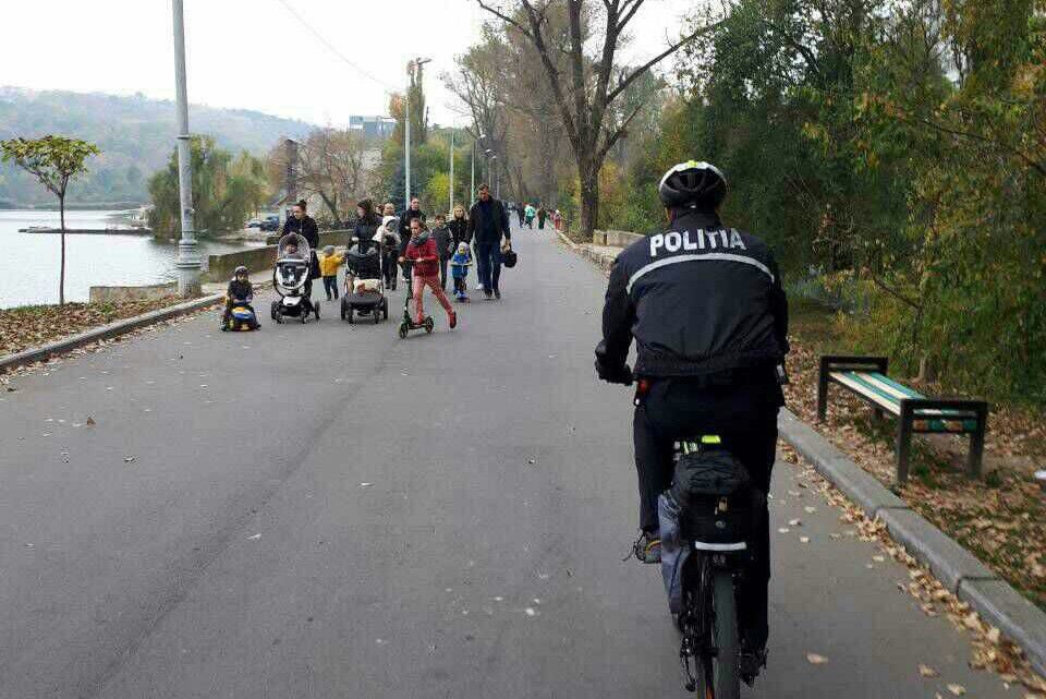 Acțiuni ale poliției care continuă să surprindă plăcut pietonii din Capitală.