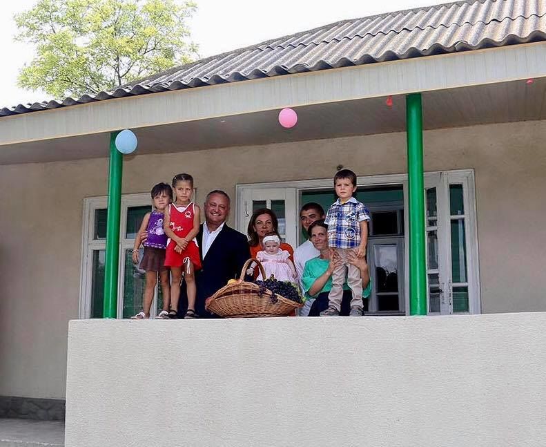 Familia Dodon a donat o casă unei familii nevoiașe cu șapte copii. Foto:Facebook