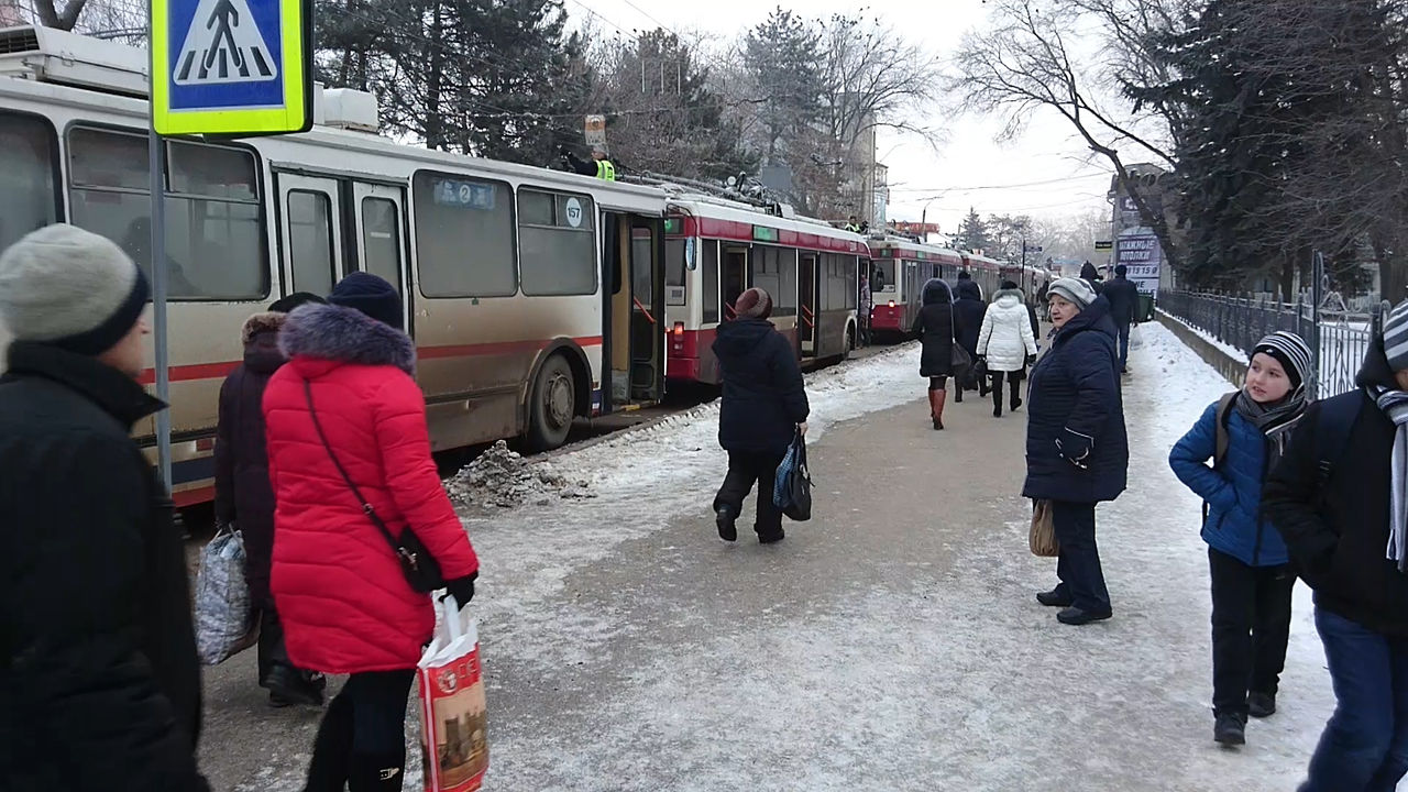 В центре Бельц троллейбусы встали в пробке.