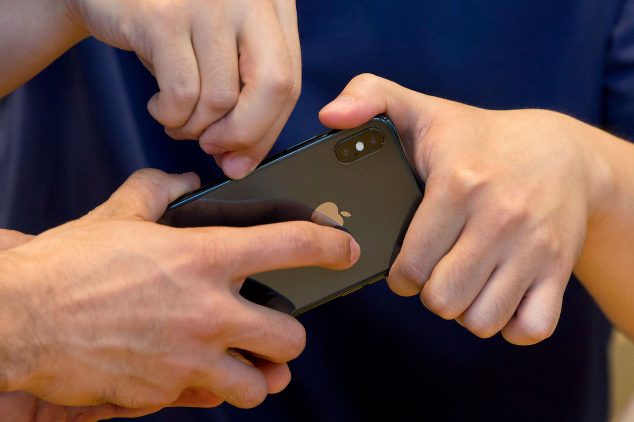 Камеры iPhone X массово трескаются.