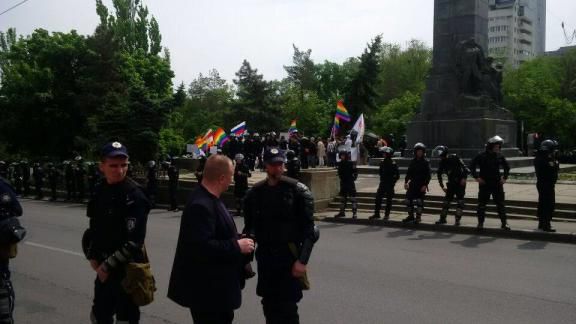 Enoriaşii s-au arătat supăraţi că poliţia îi protejează pe gay şi lesbiene.