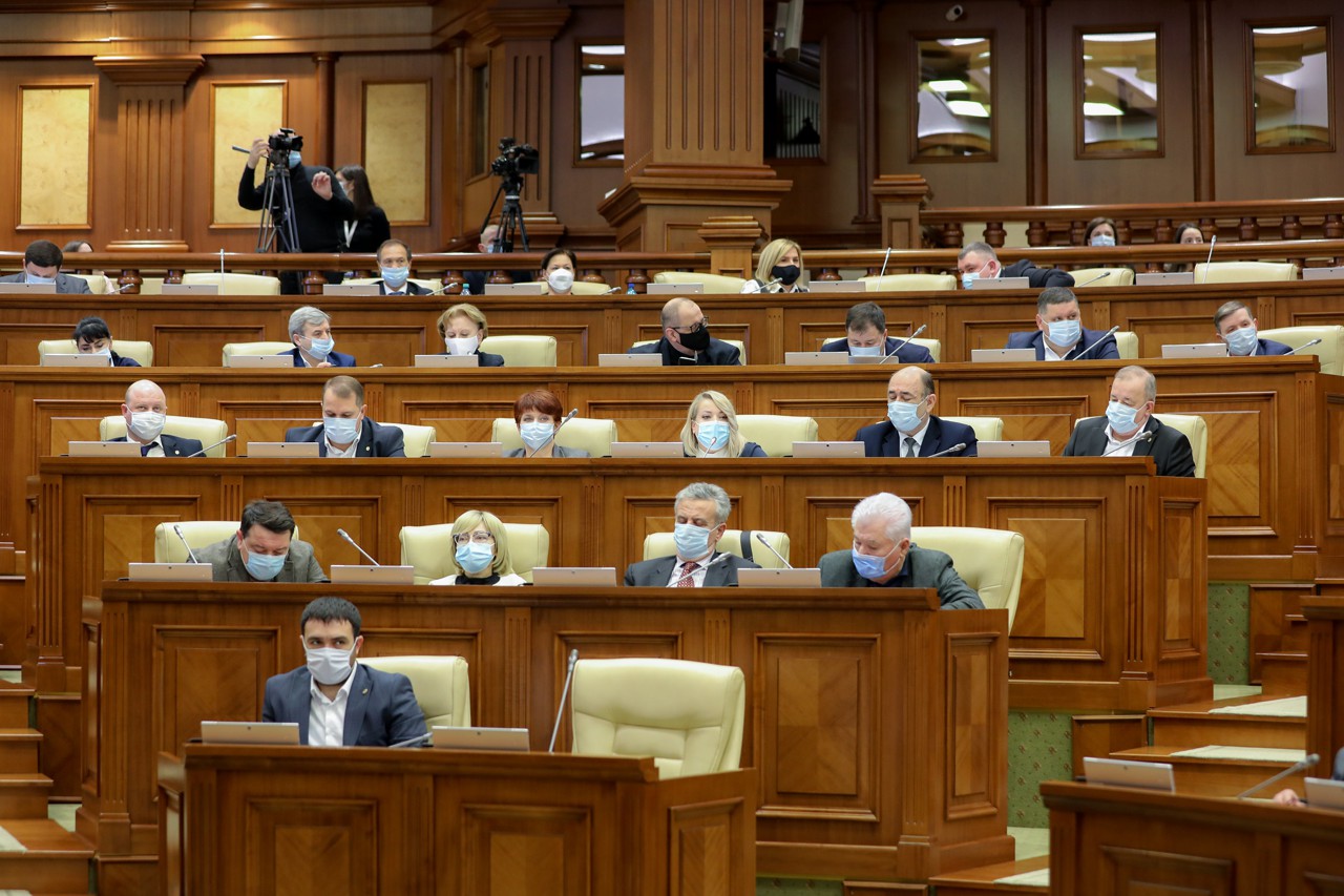 В парламенте отклонили все предложения коммунистов и социалистов.