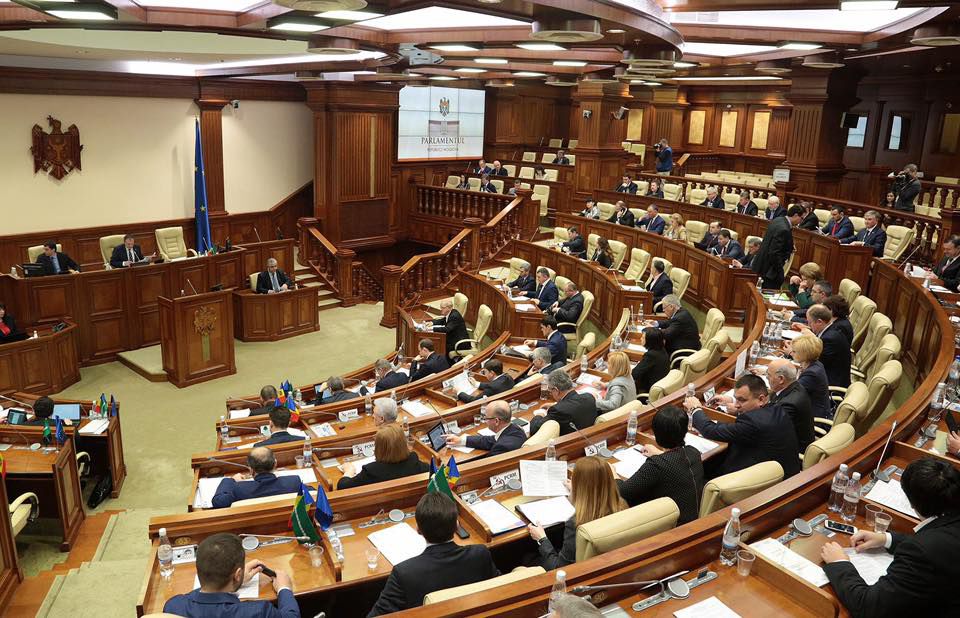 Согласно регламенту парламента, депутаты проводят в год две сессии.  Фото: a-tv.md