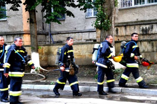 Un bărbat a murit, în această seară, după ce flăcările i-au cuprins locuinţa, de pe strada Puşkin din capitală.