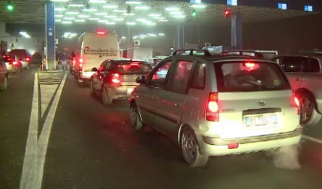 Participanţii la traficul transfrontalier sunt sfătuiţi să folosească punctul de trecere Sculeni.
