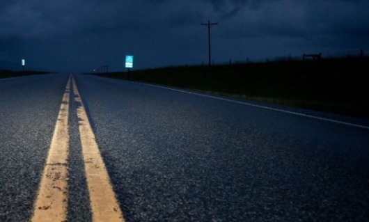 În urma impactului, victima a fost aruncată pe banda de contrasens.