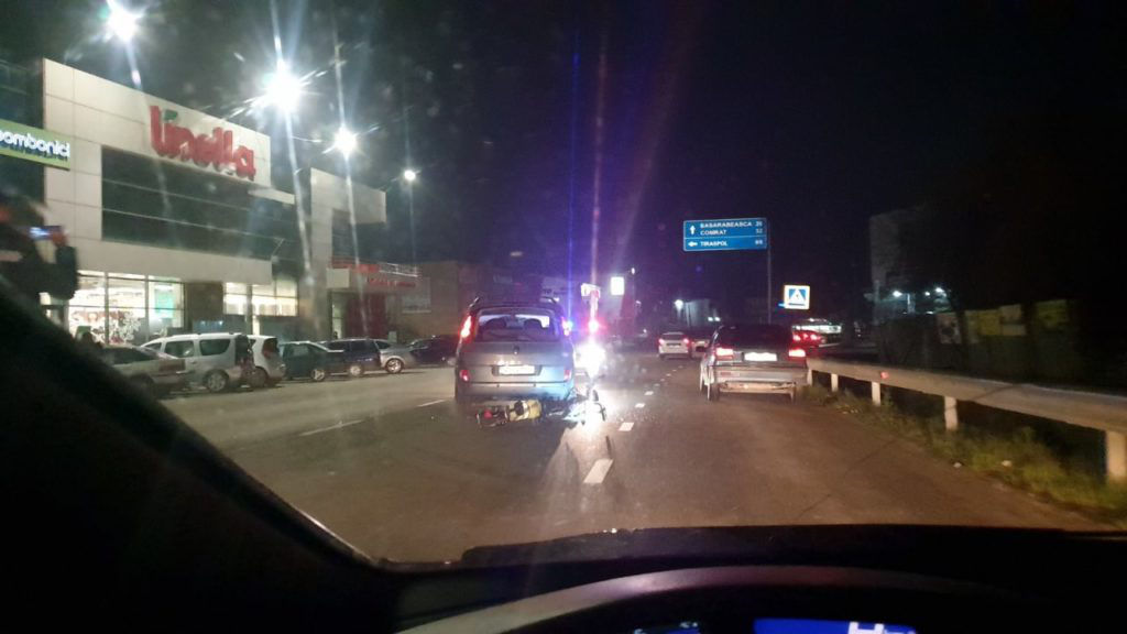 В Молдове пьяный велосипедист врезался в машину и попал в больницу.