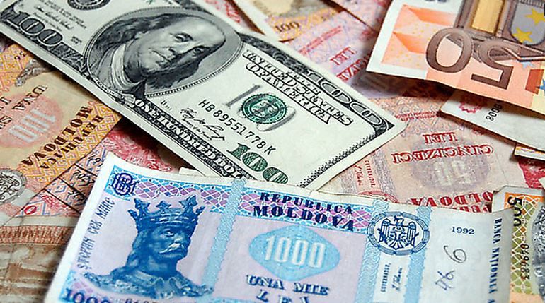 Comparativ cu luna precedentă cumpărările de valută în numerar s-au redus cu 7,3%, iar vânzările au scăzut cu 10,6%.