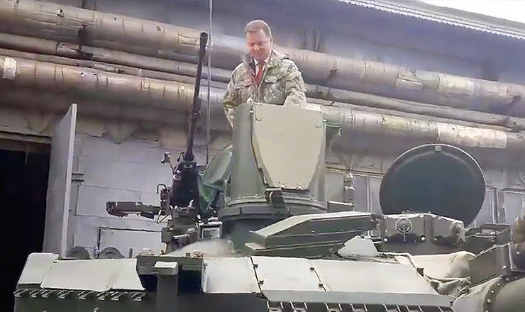 Взобравшись на танк, Ляшко произнёс: «До победы, до Москвы».